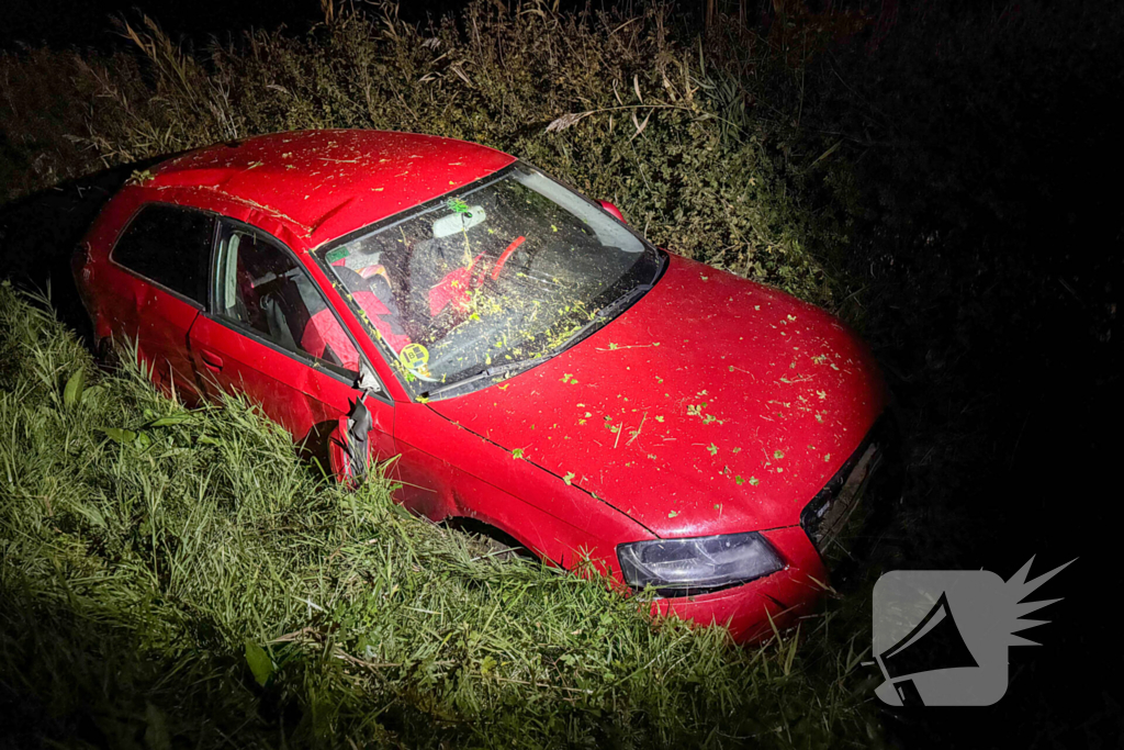 Auto belandt in greppel, inzittenden ongedeerd