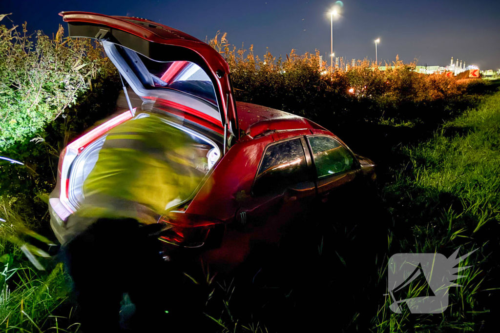 Auto belandt in greppel, inzittenden ongedeerd