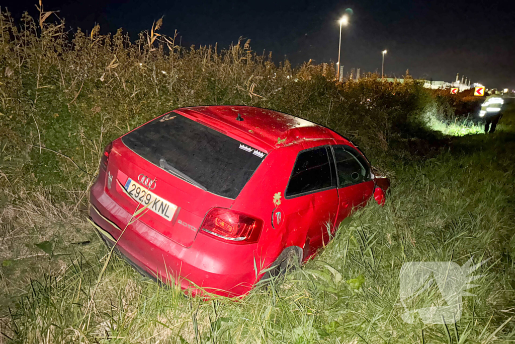 Auto belandt in greppel, inzittenden ongedeerd