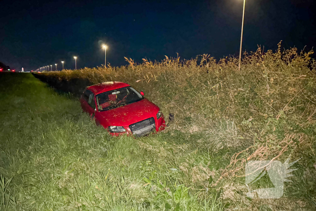 Auto belandt in greppel, inzittenden ongedeerd