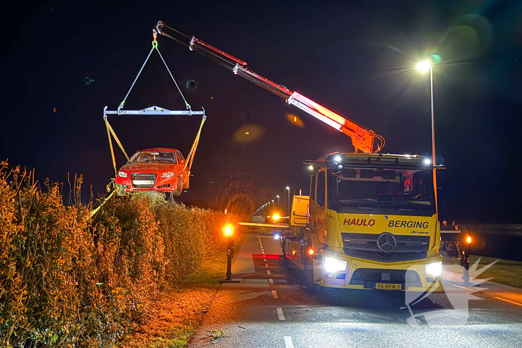 Auto belandt in greppel, inzittenden ongedeerd