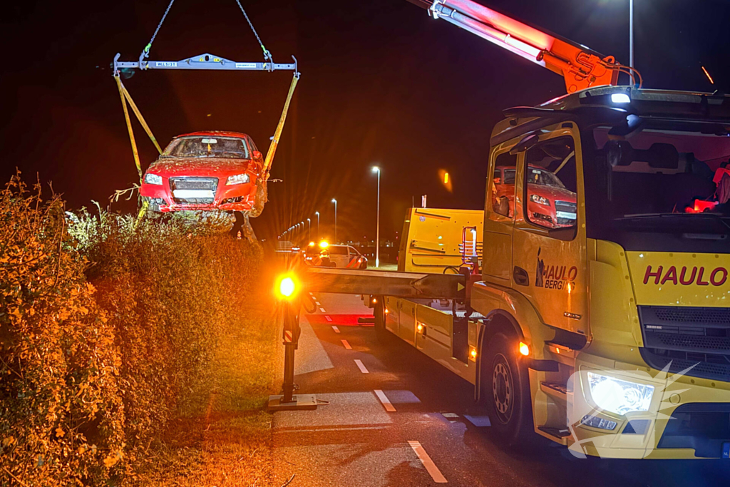 Auto belandt in greppel, inzittenden ongedeerd