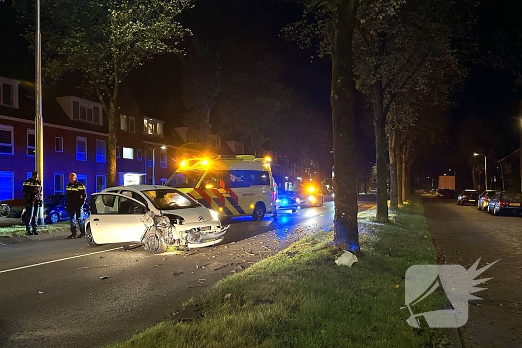 Automobilist botst frontaal op boom