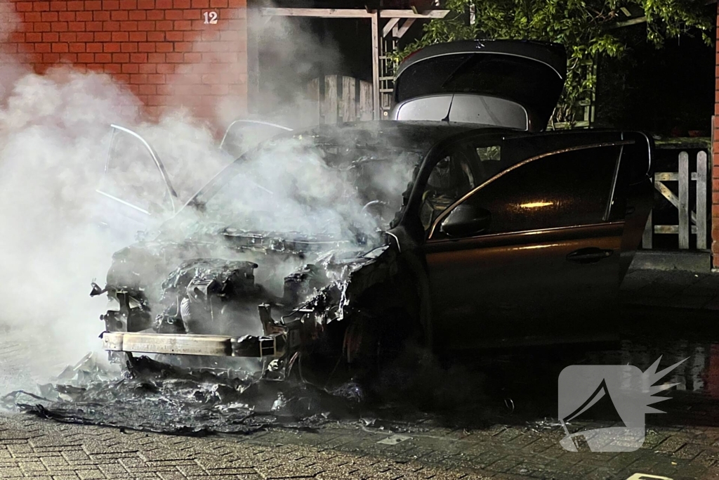 Geparkeerde auto vliegt in brand