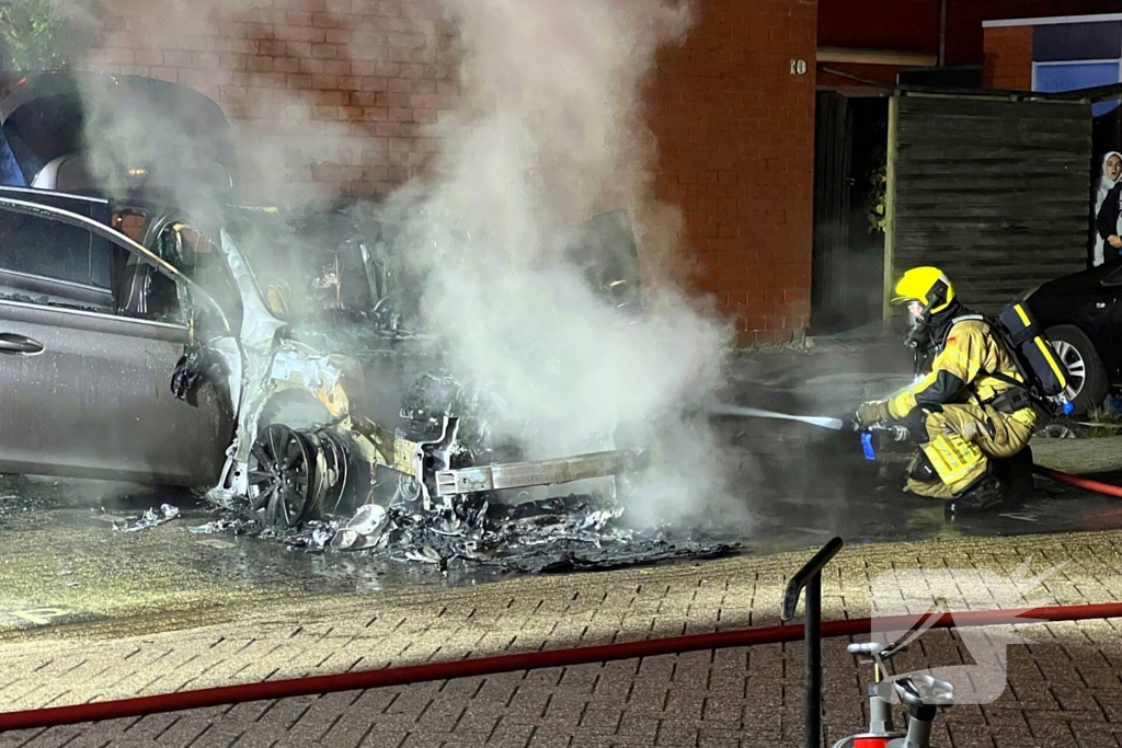 Geparkeerde auto vliegt in brand