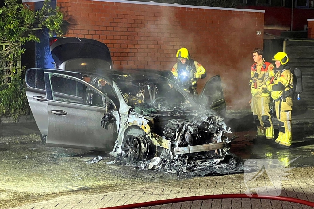 Geparkeerde auto vliegt in brand