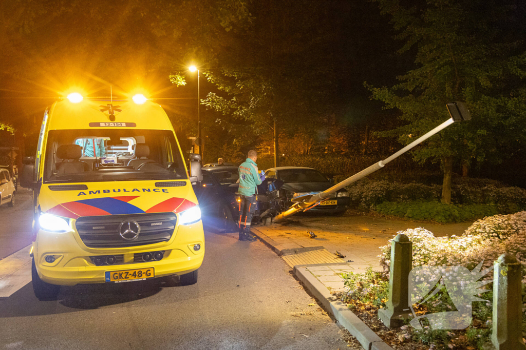 Geparkeerde auto loopt flinke schade bij ongeval