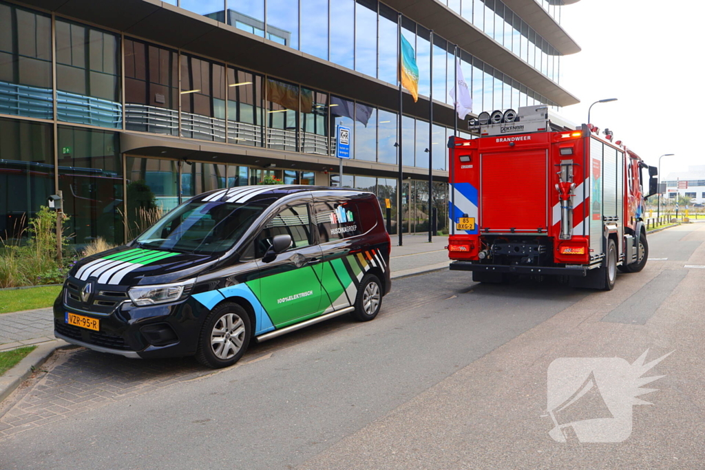 Beveiliger ziet rook en alarmeert brandweer