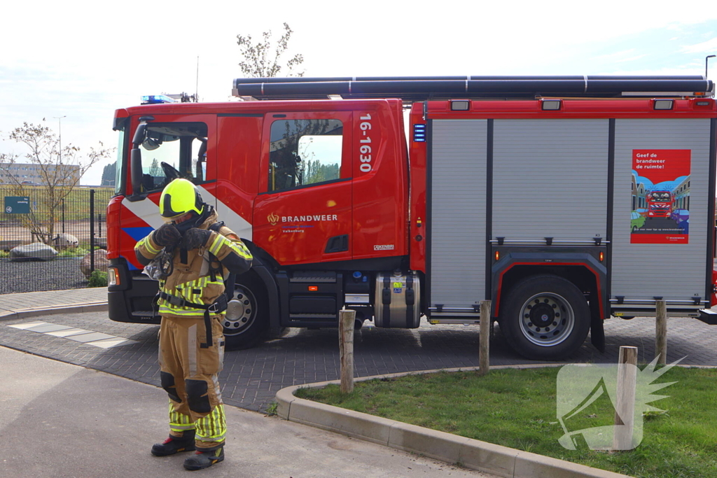 Beveiliger ziet rook en alarmeert brandweer