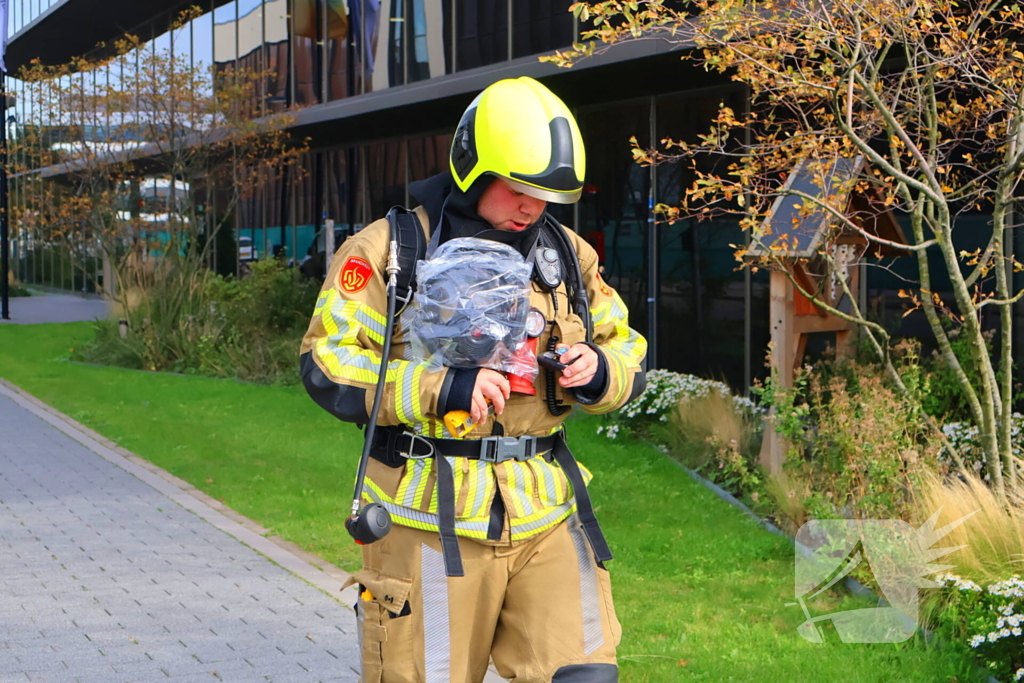 Beveiliger ziet rook en alarmeert brandweer