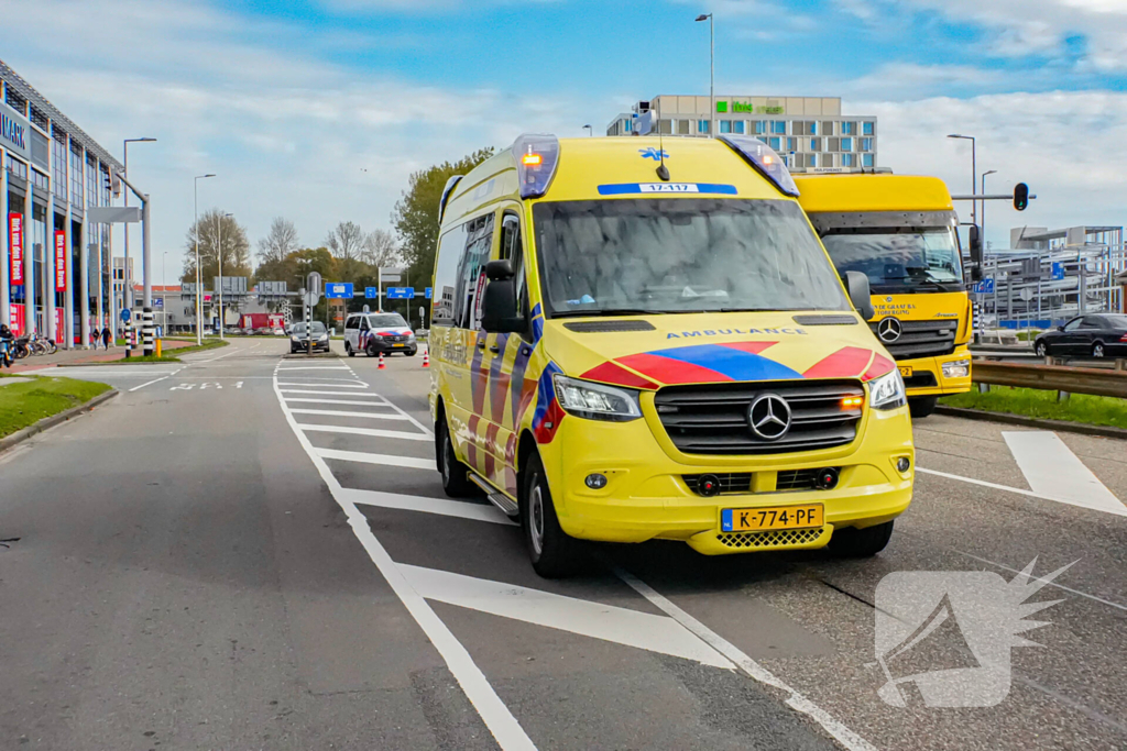 Twee voertuigen botsen achterop elkaar