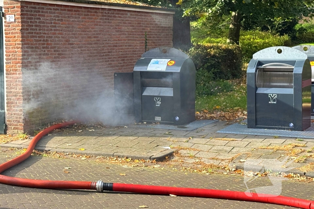 Veel rookontwikkeling bij brand in ondergrondse container