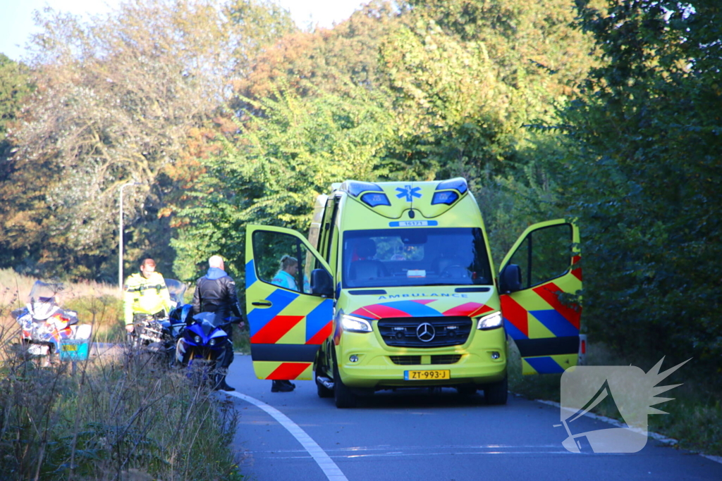 Motorrijder rijdt bosschages in en komt ten val