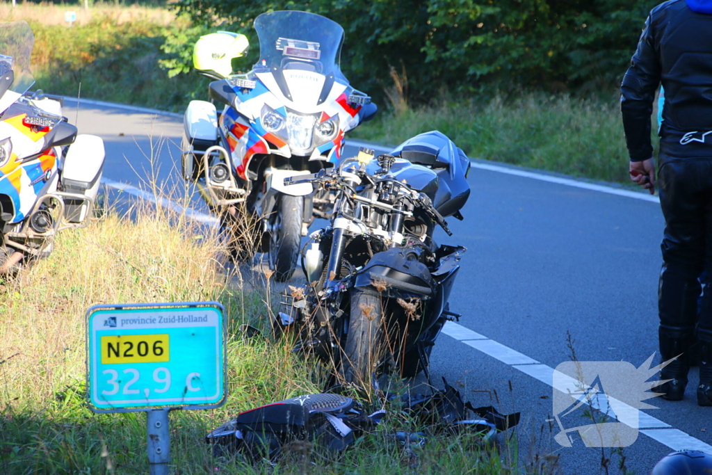 Motorrijder rijdt bosschages in en komt ten val