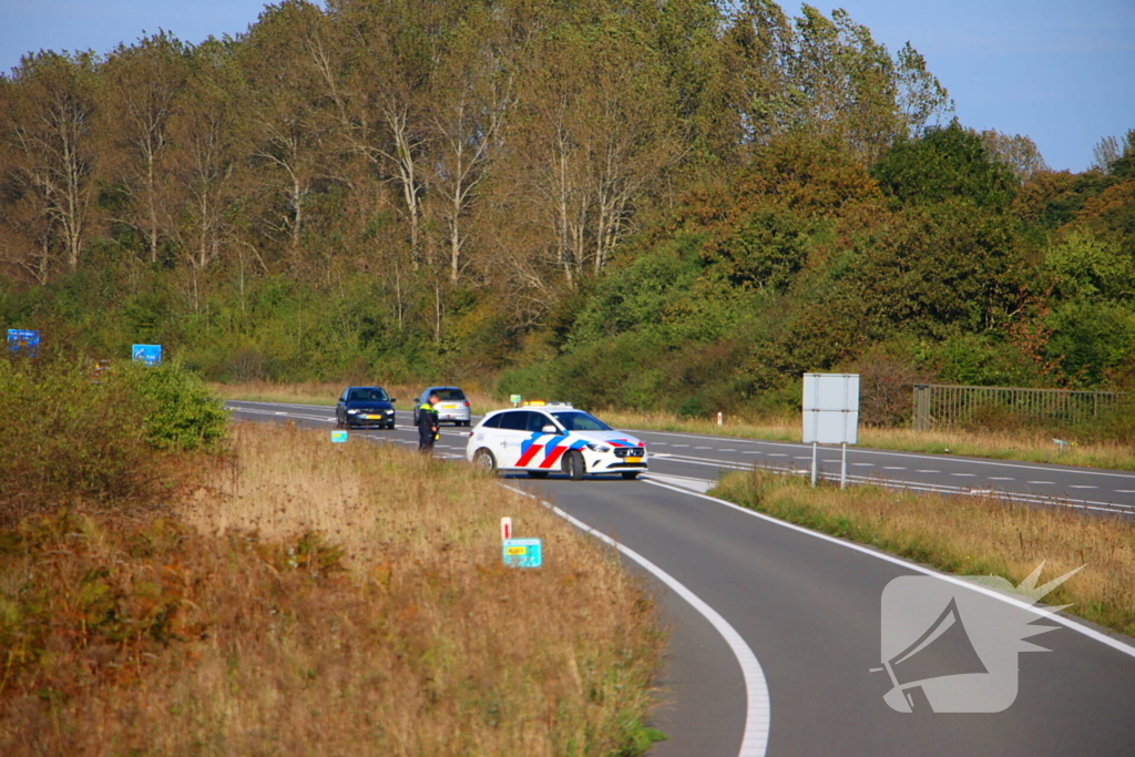 Motorrijder rijdt bosschages in en komt ten val