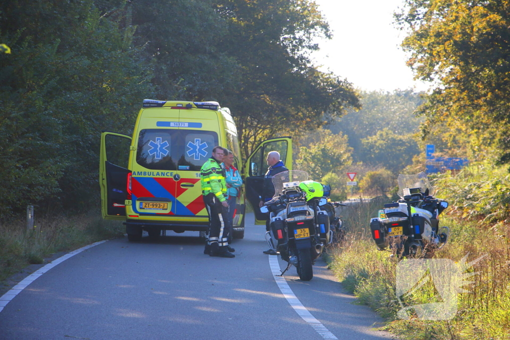 Motorrijder rijdt bosschages in en komt ten val