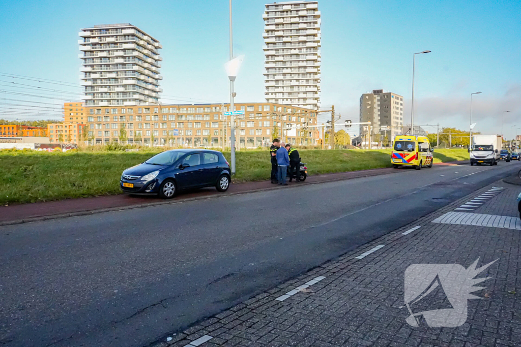 Scooterrijder en automobilist in botsing