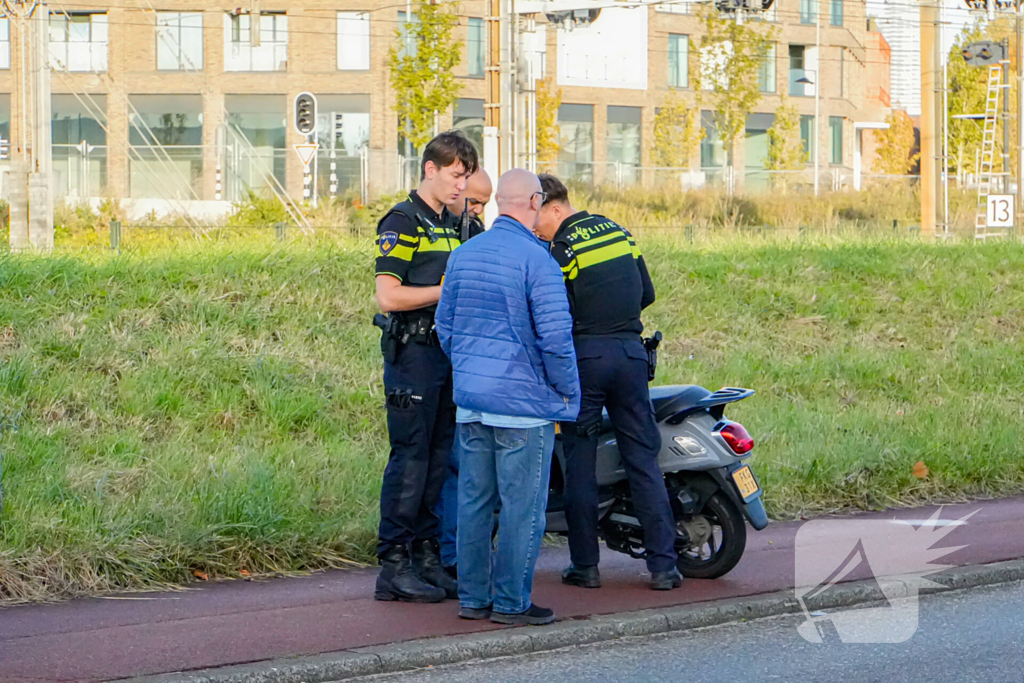 Scooterrijder en automobilist in botsing