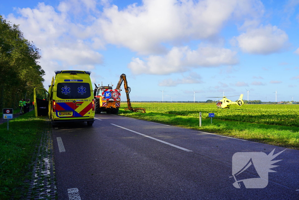 Automobilist komt om bij botsing met tractor