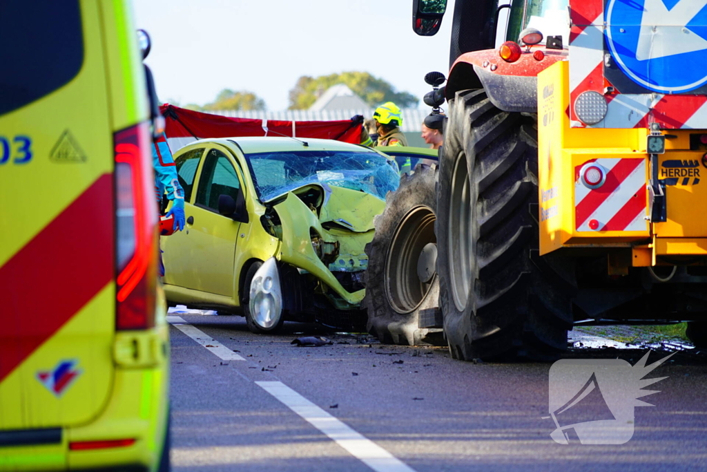 Automobilist komt om bij botsing met tractor