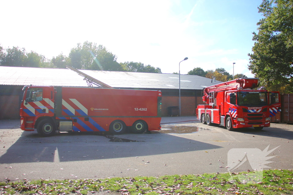 Brandweer groots ingezet voor brand bij manege