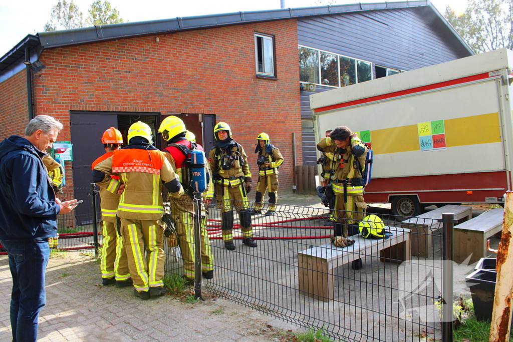 Brandweer groots ingezet voor brand bij manege