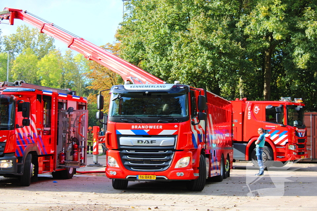 Brandweer groots ingezet voor brand bij manege