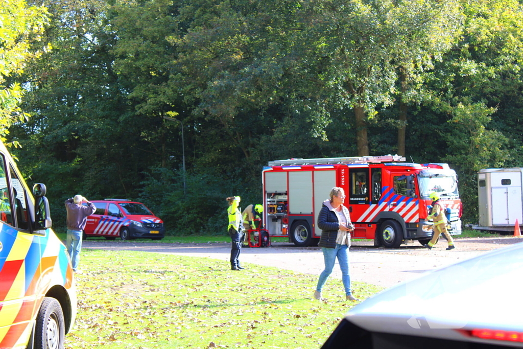 Brandweer groots ingezet voor brand bij manege