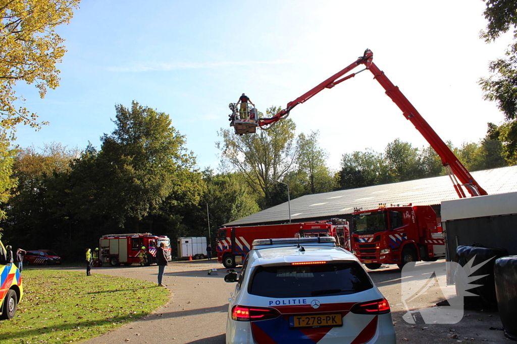 Brandweer groots ingezet voor brand bij manege