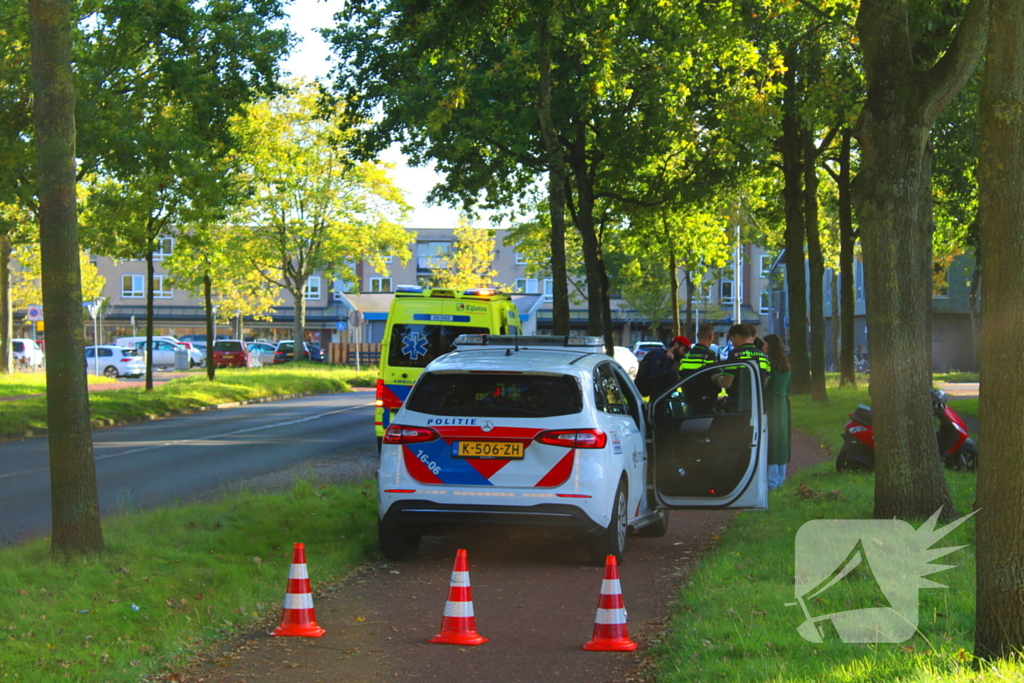 Twee scooterrijders botsen op elkaar