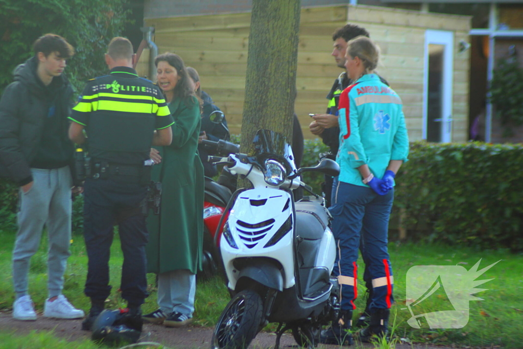 Twee scooterrijders botsen op elkaar