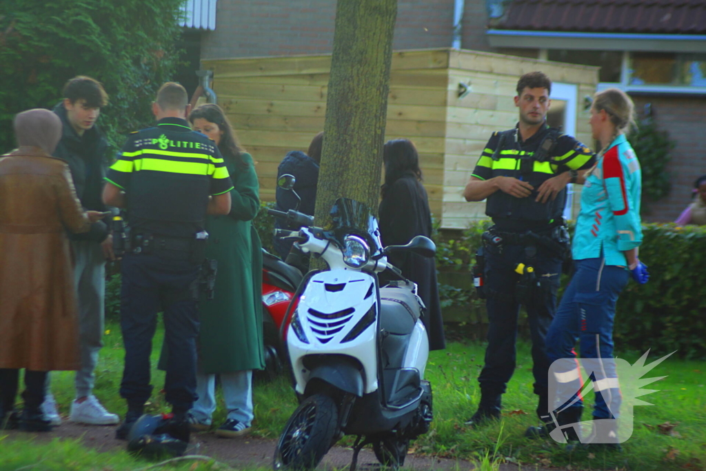 Twee scooterrijders botsen op elkaar