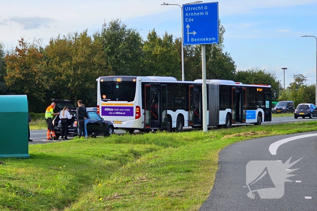 Lijnbus en personenauto met elkaar in botsing