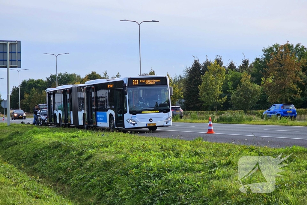 Lijnbus en personenauto met elkaar in botsing