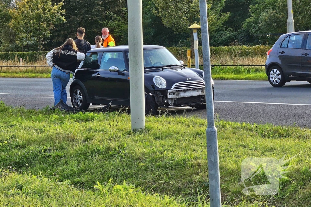 Lijnbus en personenauto met elkaar in botsing