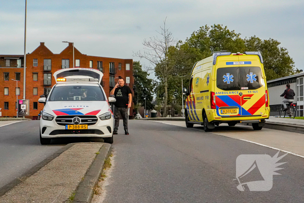 Scooterrijder gelanceerd bij botsing met bestelbus