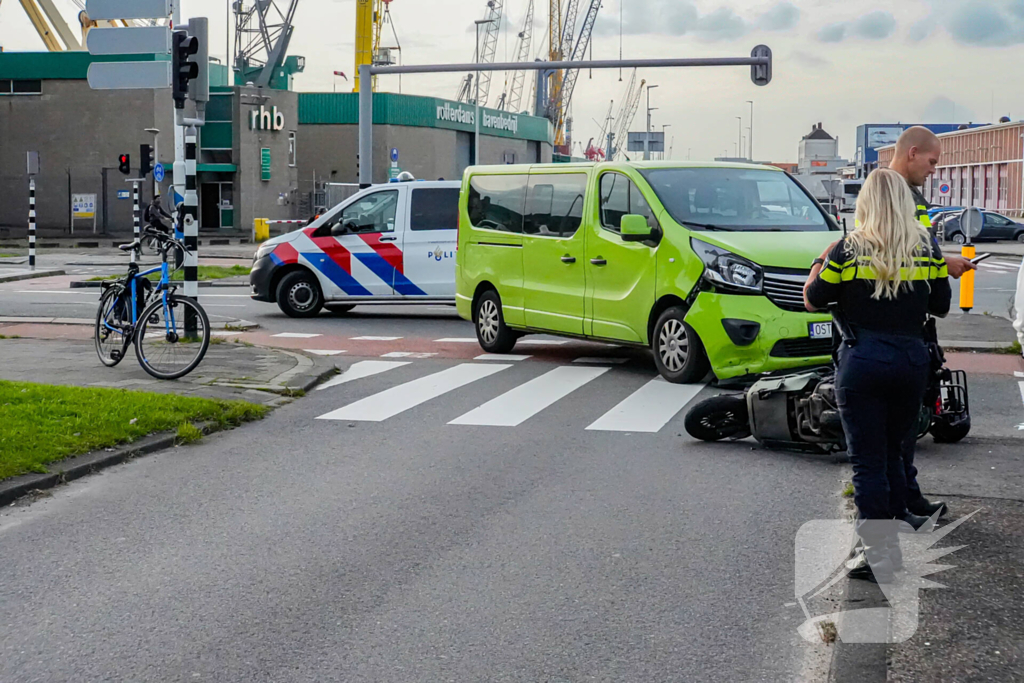 Scooterrijder gelanceerd bij botsing met bestelbus