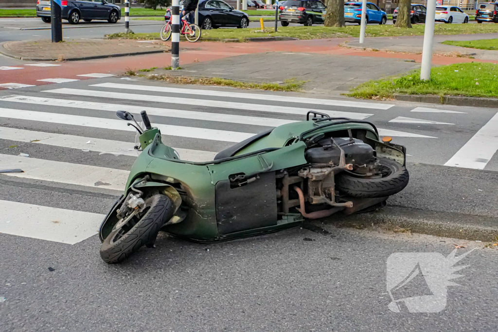 Scooterrijder gelanceerd bij botsing met bestelbus