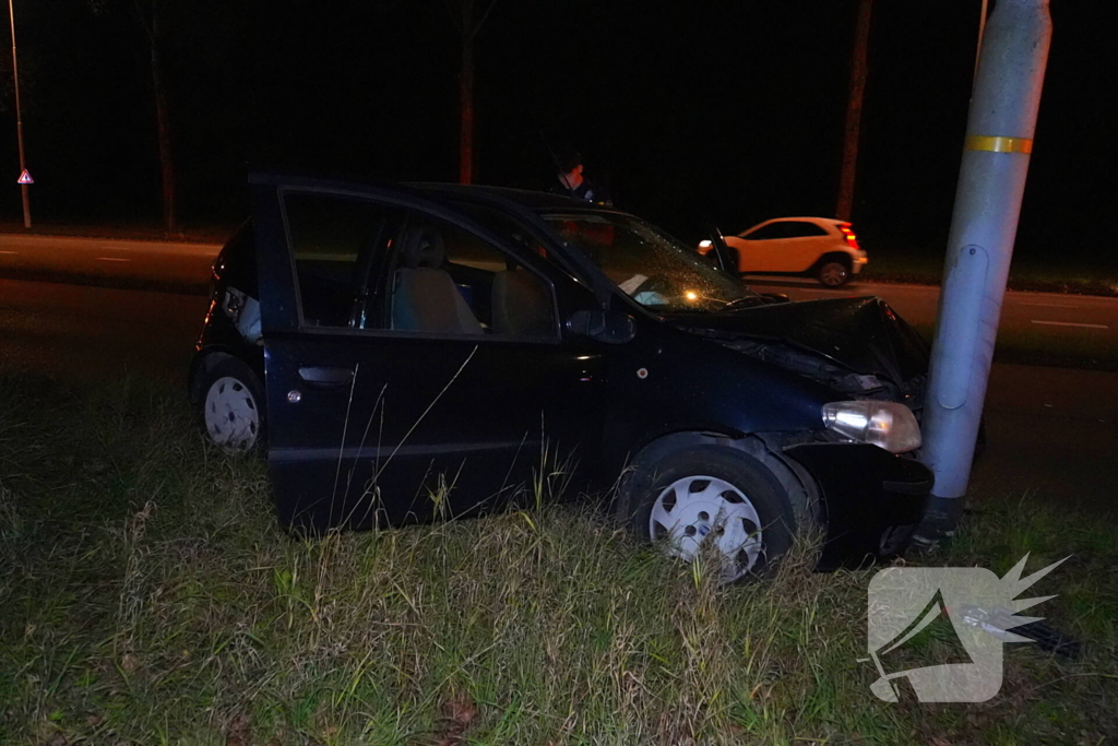 Automobilist klapt op lantaarnpaal