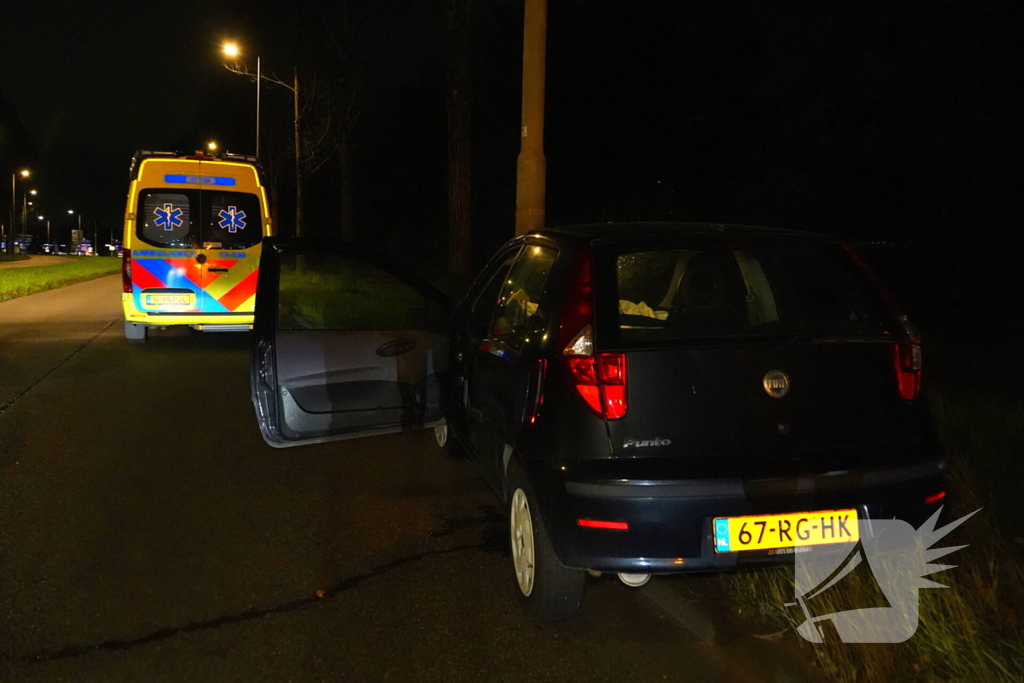 Automobilist klapt op lantaarnpaal