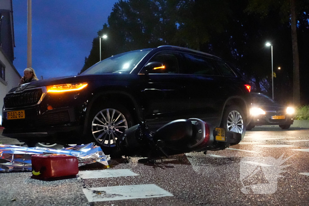 Scooterrijder klapt op personenauto