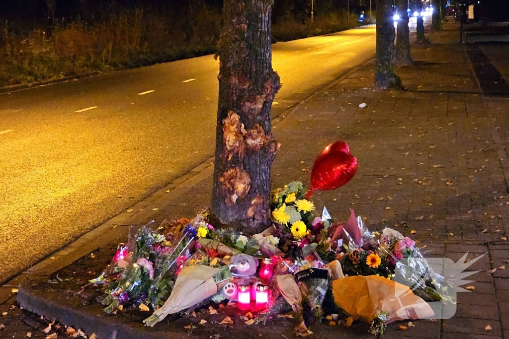 Herdenking en veel bloemen op plek overleden 18-jarige jongen