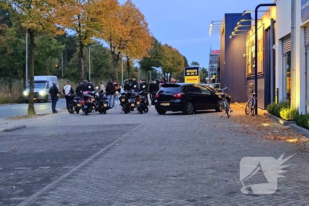 Herdenking en veel bloemen op plek overleden 18-jarige jongen