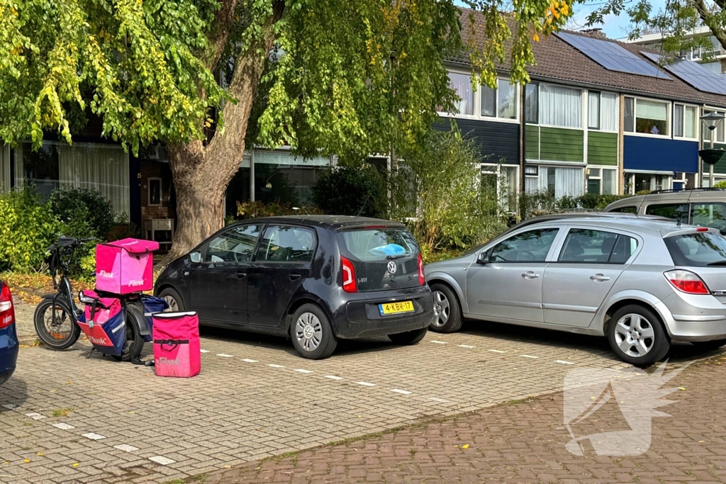 Flitsbezorger botst op uitparkerende auto