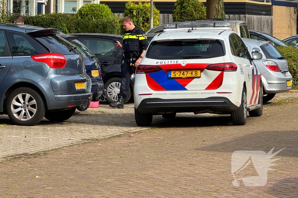 Flitsbezorger botst op uitparkerende auto