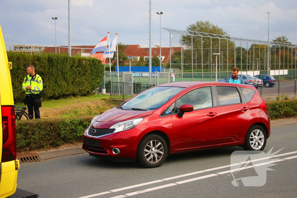 Kind op fiets geschept door automobilist