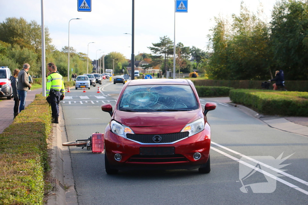 Kind op fiets geschept door automobilist