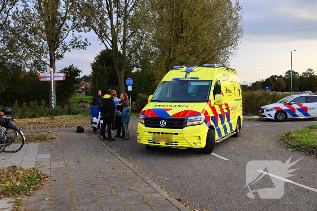 Bezorger op scooter en scooterrijder botsen op elkaar