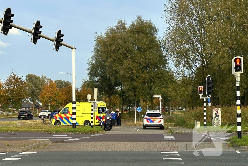 Bezorger op scooter en scooterrijder botsen op elkaar