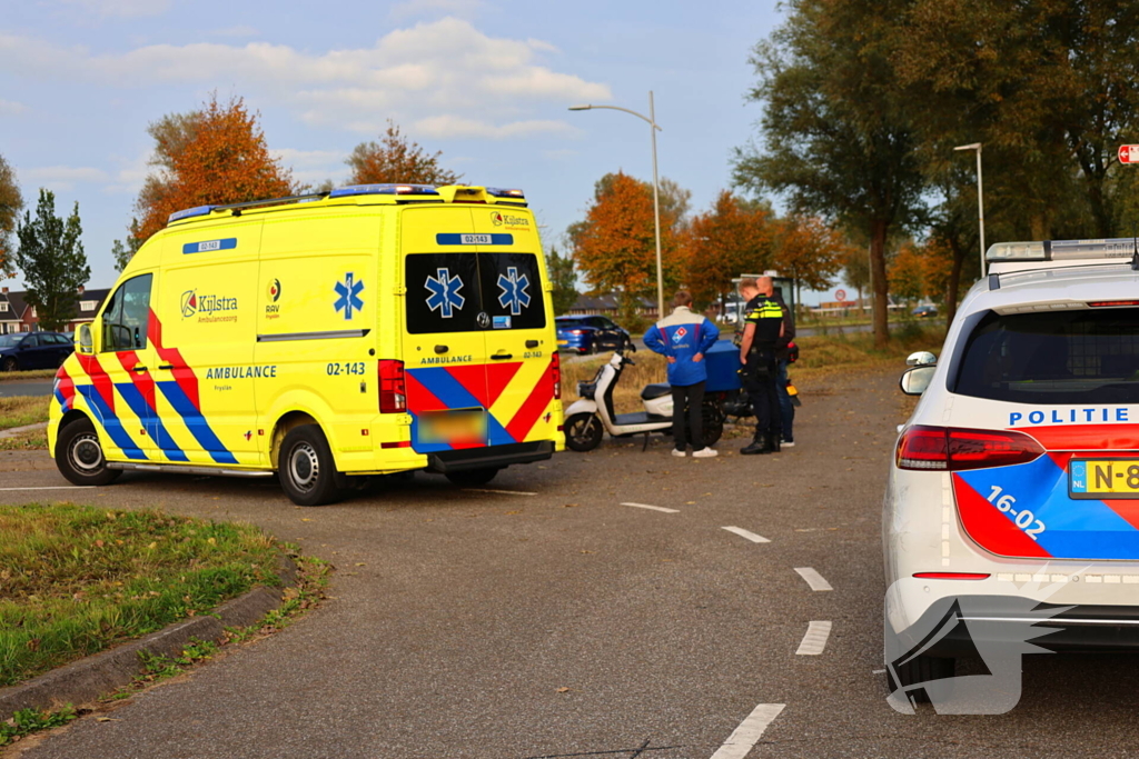 Bezorger op scooter en scooterrijder botsen op elkaar